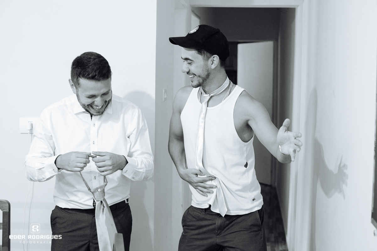 noivo com o padrinho no making of em sjcampos