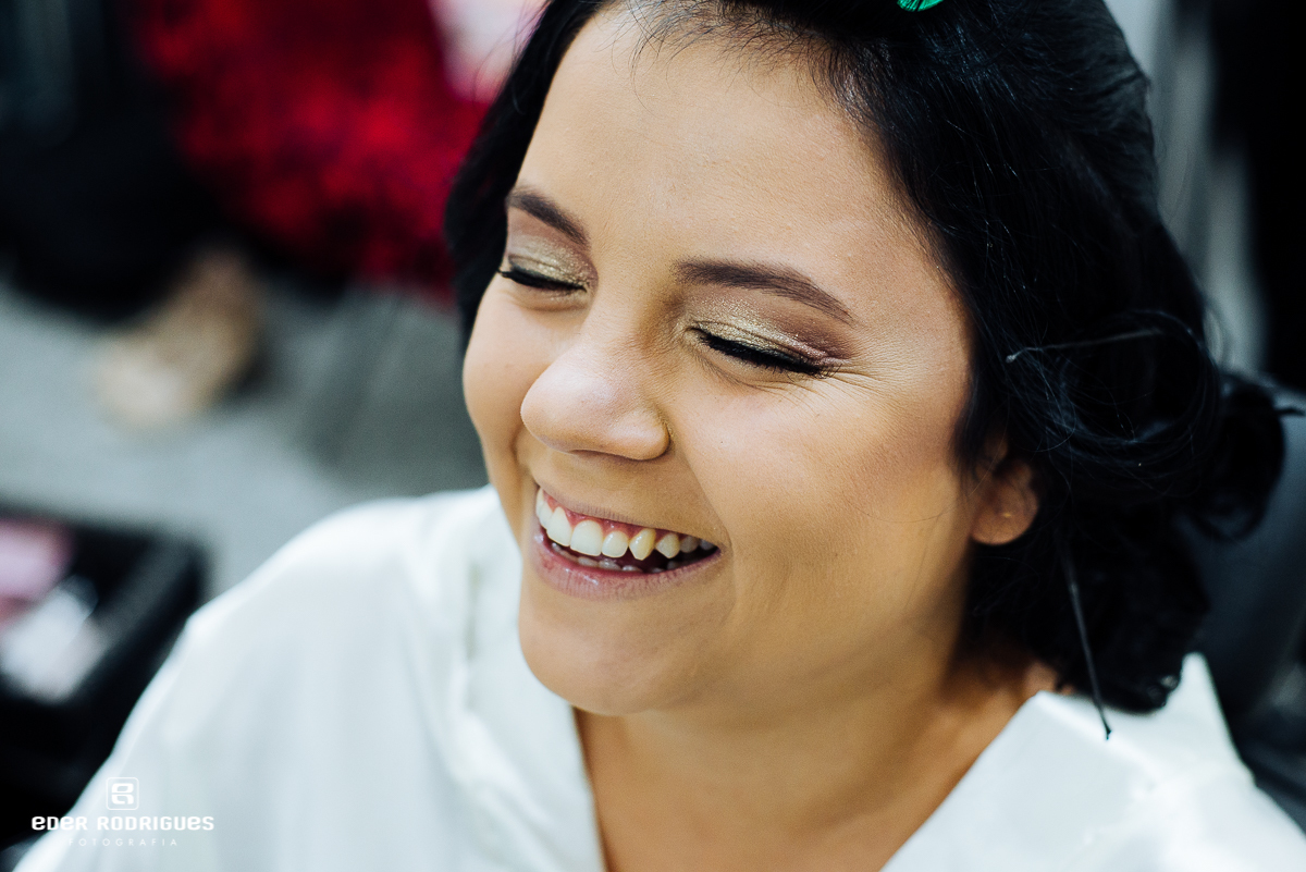 noiva sorrindo no making of