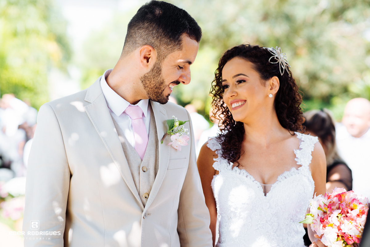 noivos se olhando apaixonados