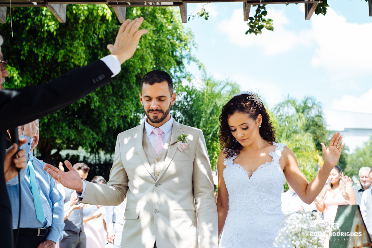 noivos sendo abençoados no casamento