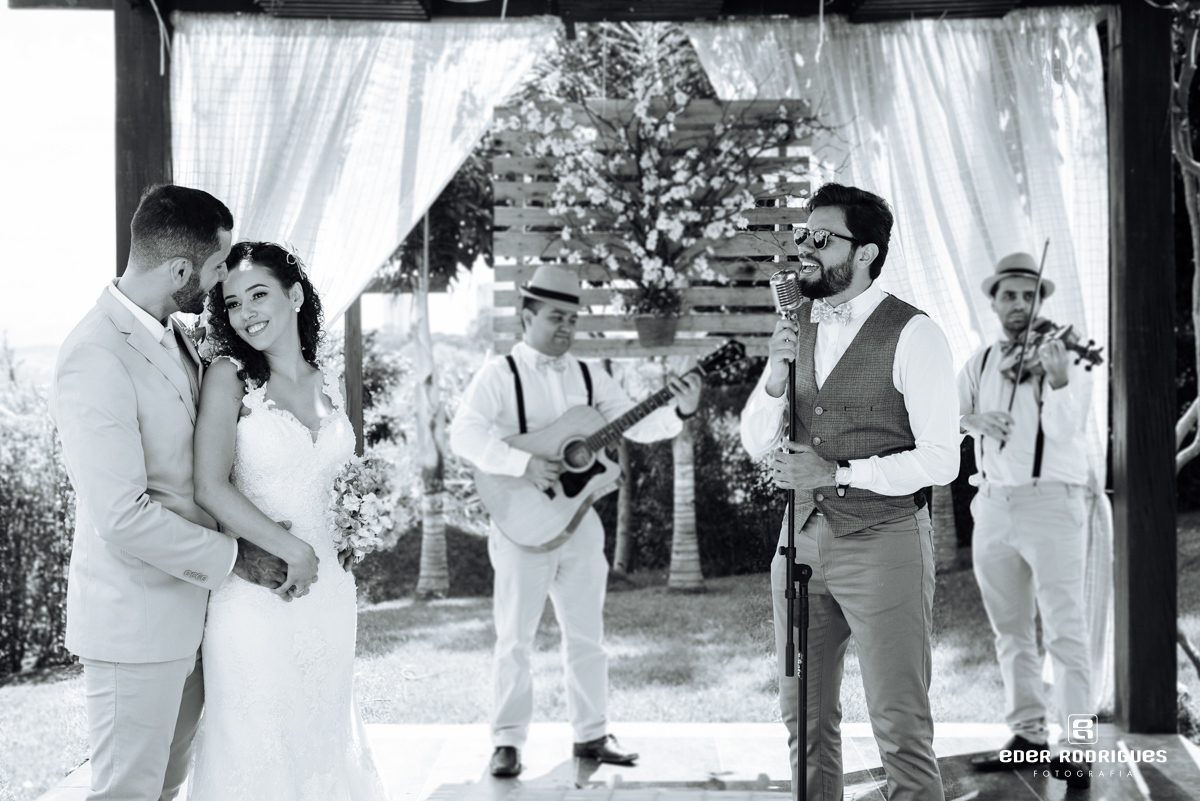 noiva com allcaza cantando