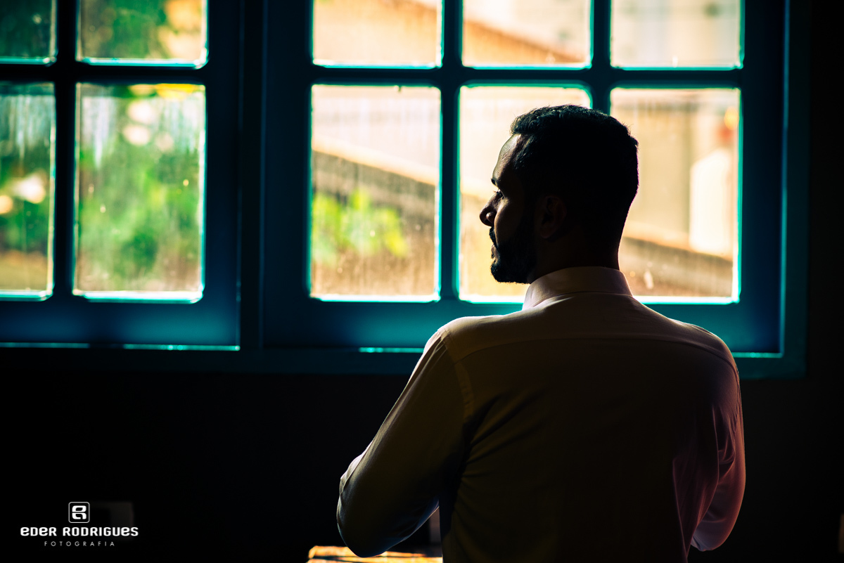 noivo vestindo roupa no making