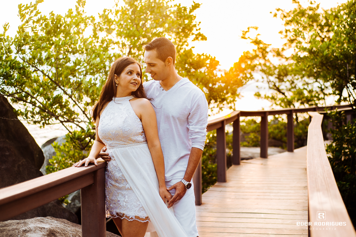 casal abraçados na praia do sino