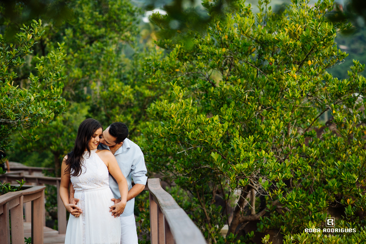 ensaio de namoro em ilhabela casal abraçado