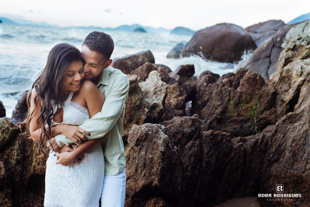 noivos sorrindo na praia almada ubatuba