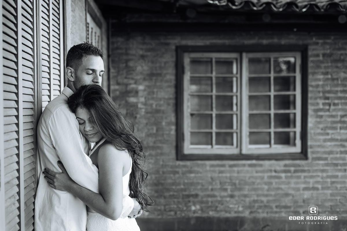noiva e noivo abraçados na praia da almada