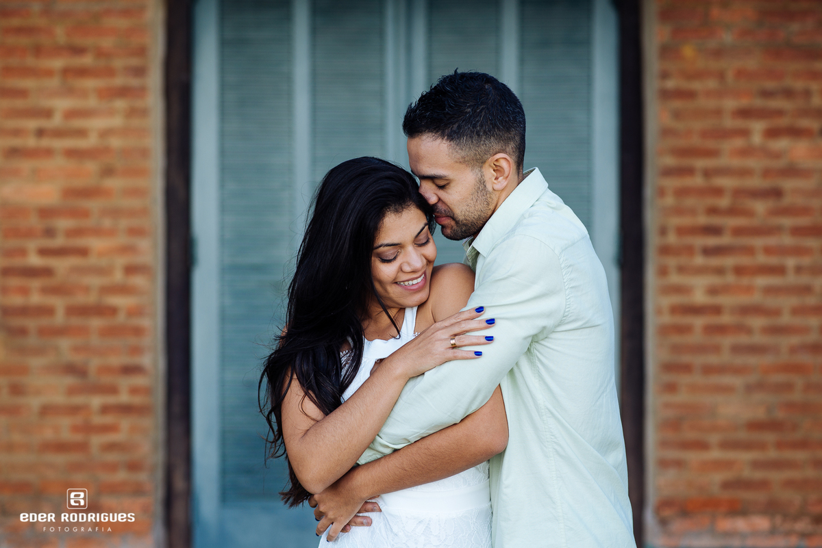 noivo abraçando noiva em ubatuba praia almada