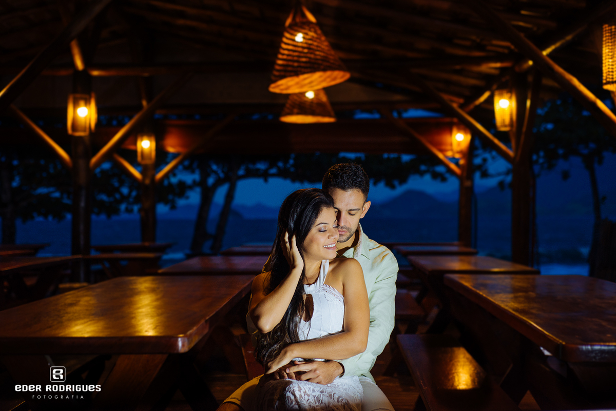casal abraçados na praia da almada ubatuba