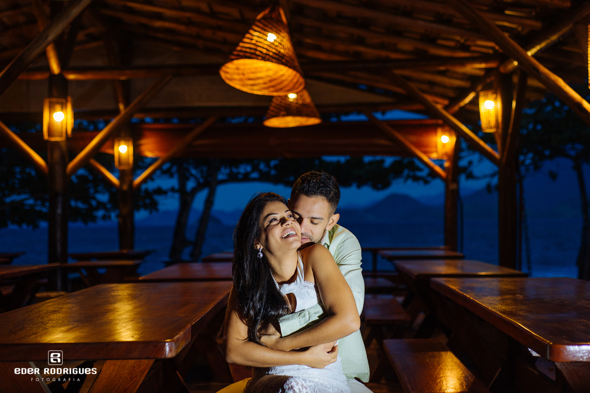 casal sorrindo na praia da almada