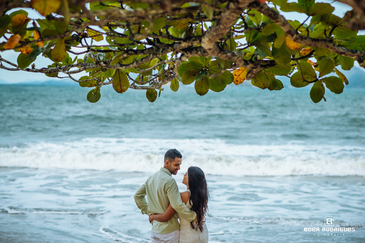 casal se olhando na praia da almada