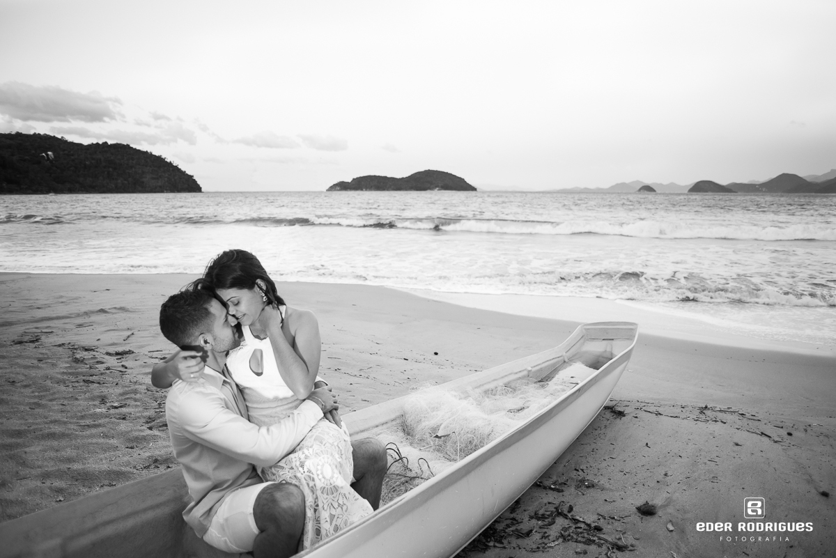 noivos no barco na praia da almada