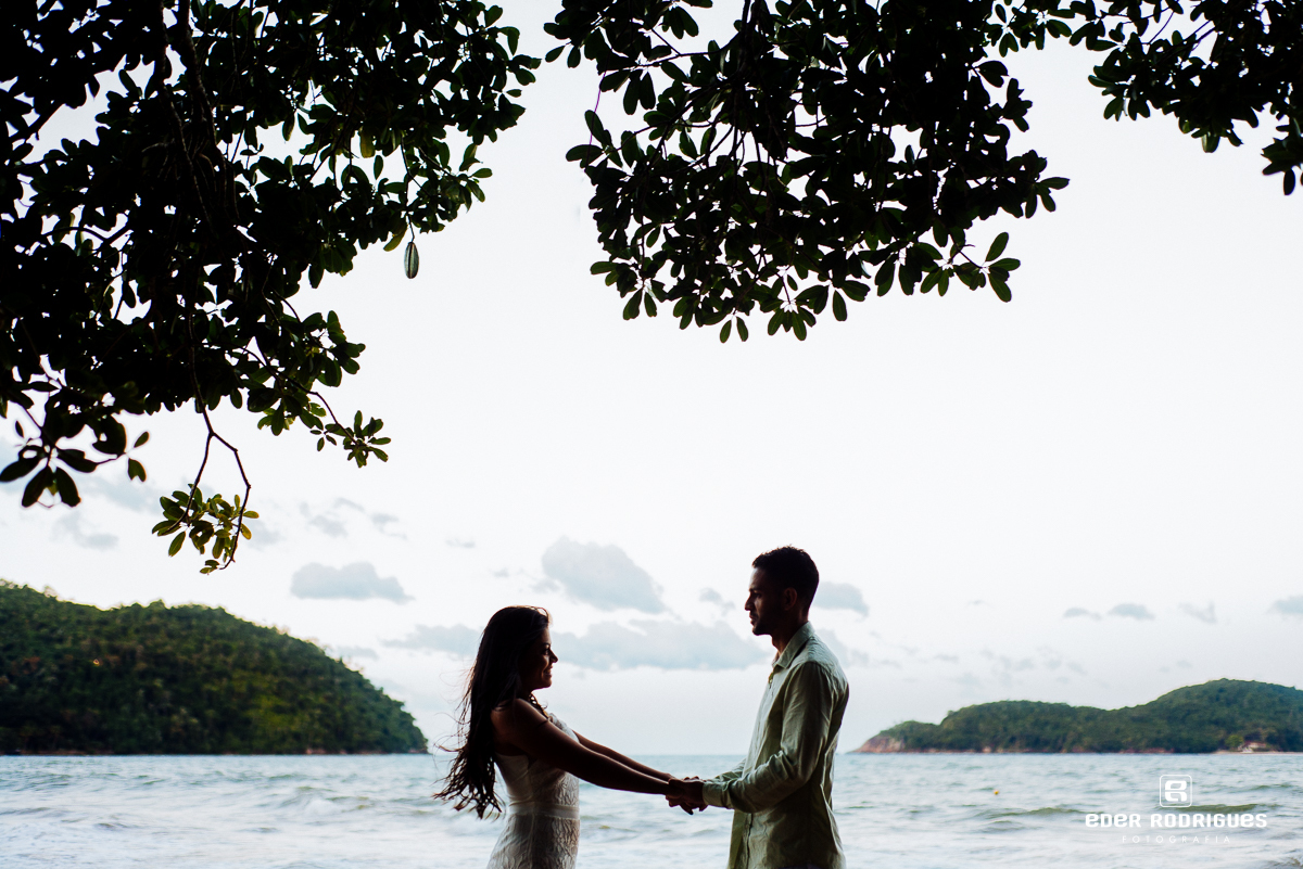 noivos de mãos dadas em ubatuba