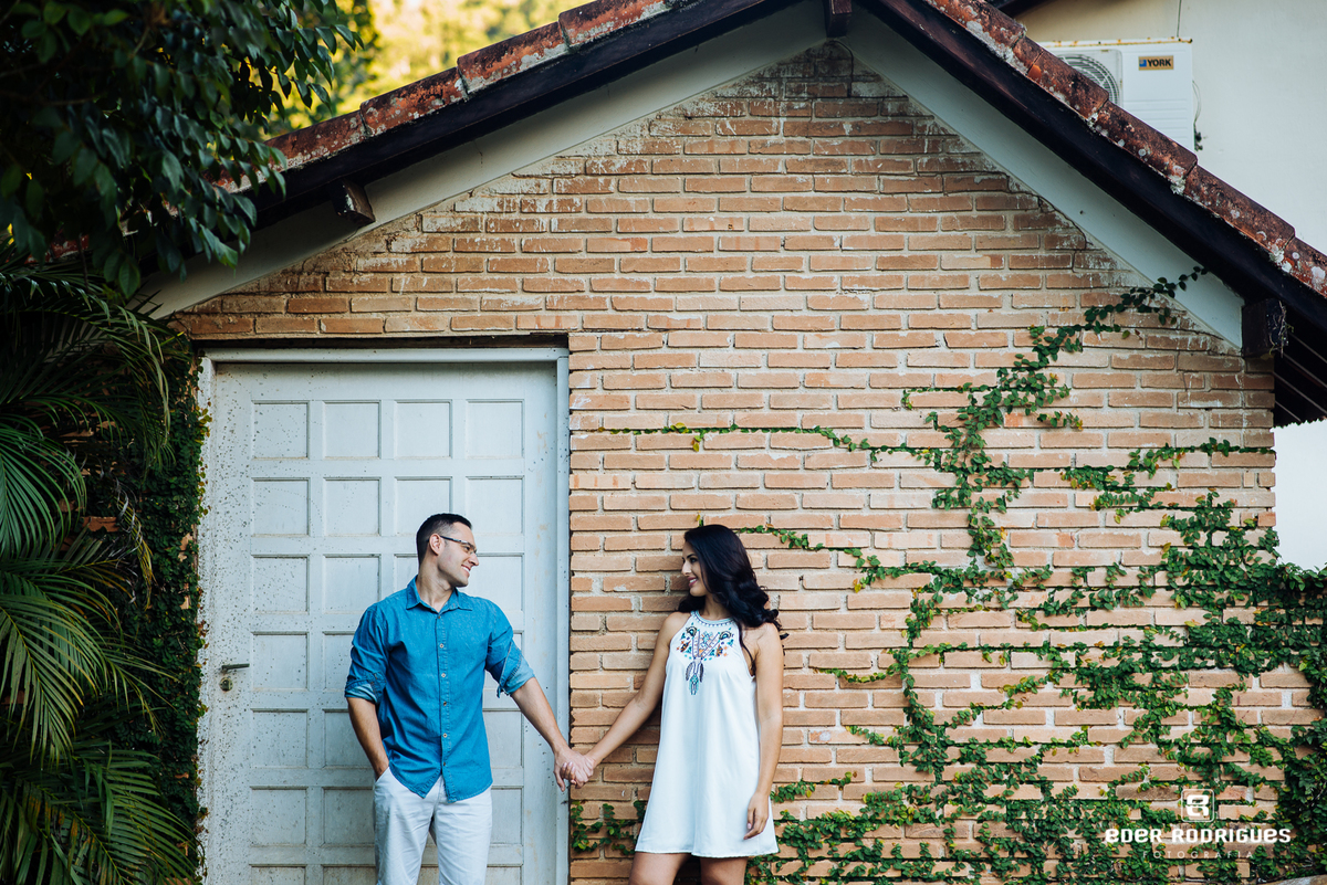 casal de mãos dadas na praia em ubatuba