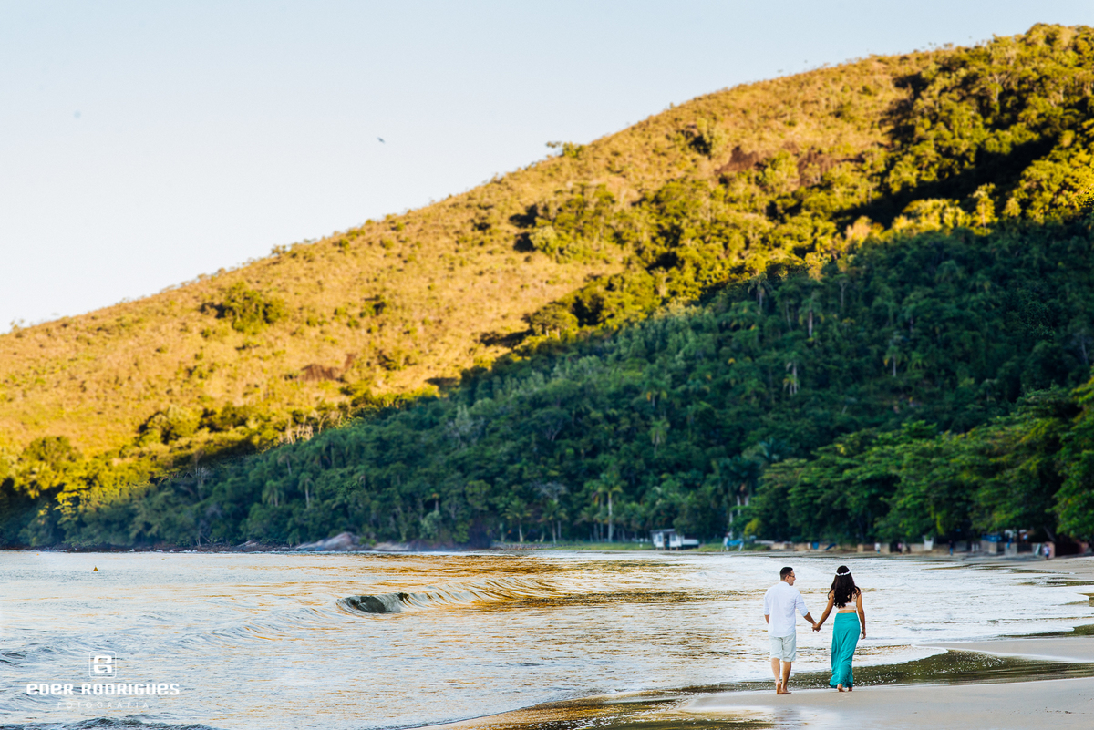 noivos caminhando na areia da praia em ubatuba