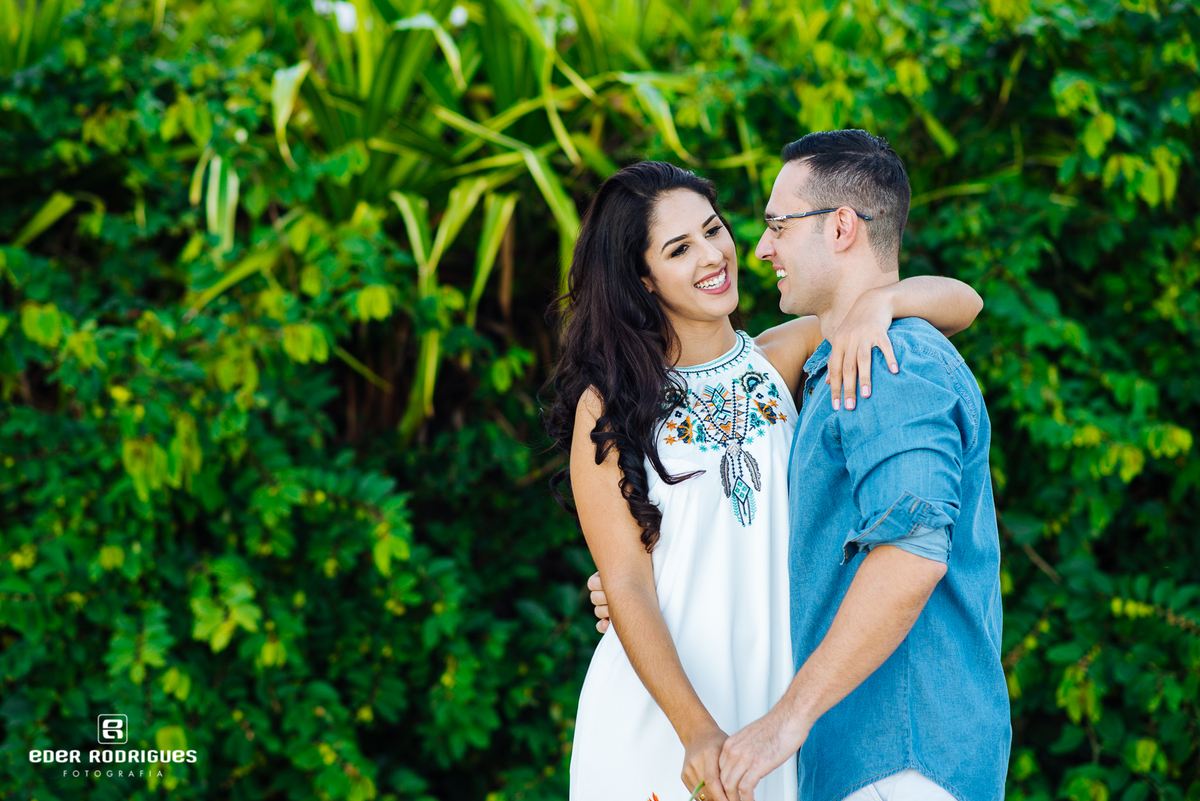 casal de mão dadas na areia da praia da fortaleza