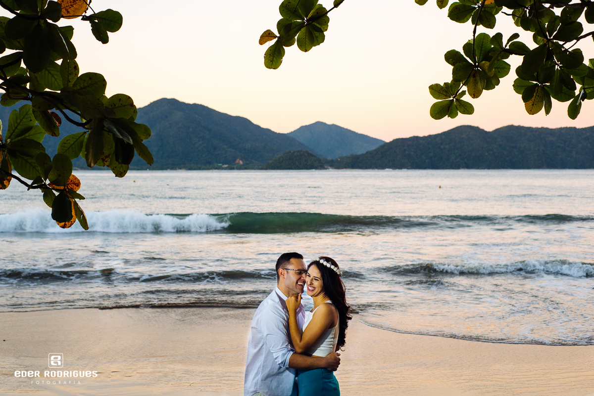 casal de rosto coladinho na praia da fortaleza em ubatuba