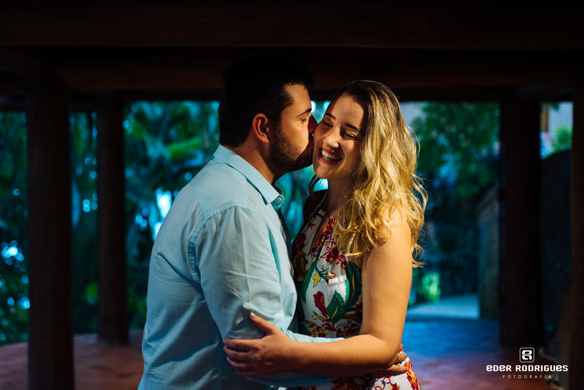 noivo beijando a noiva no rosto no condominio ponta das toninhas