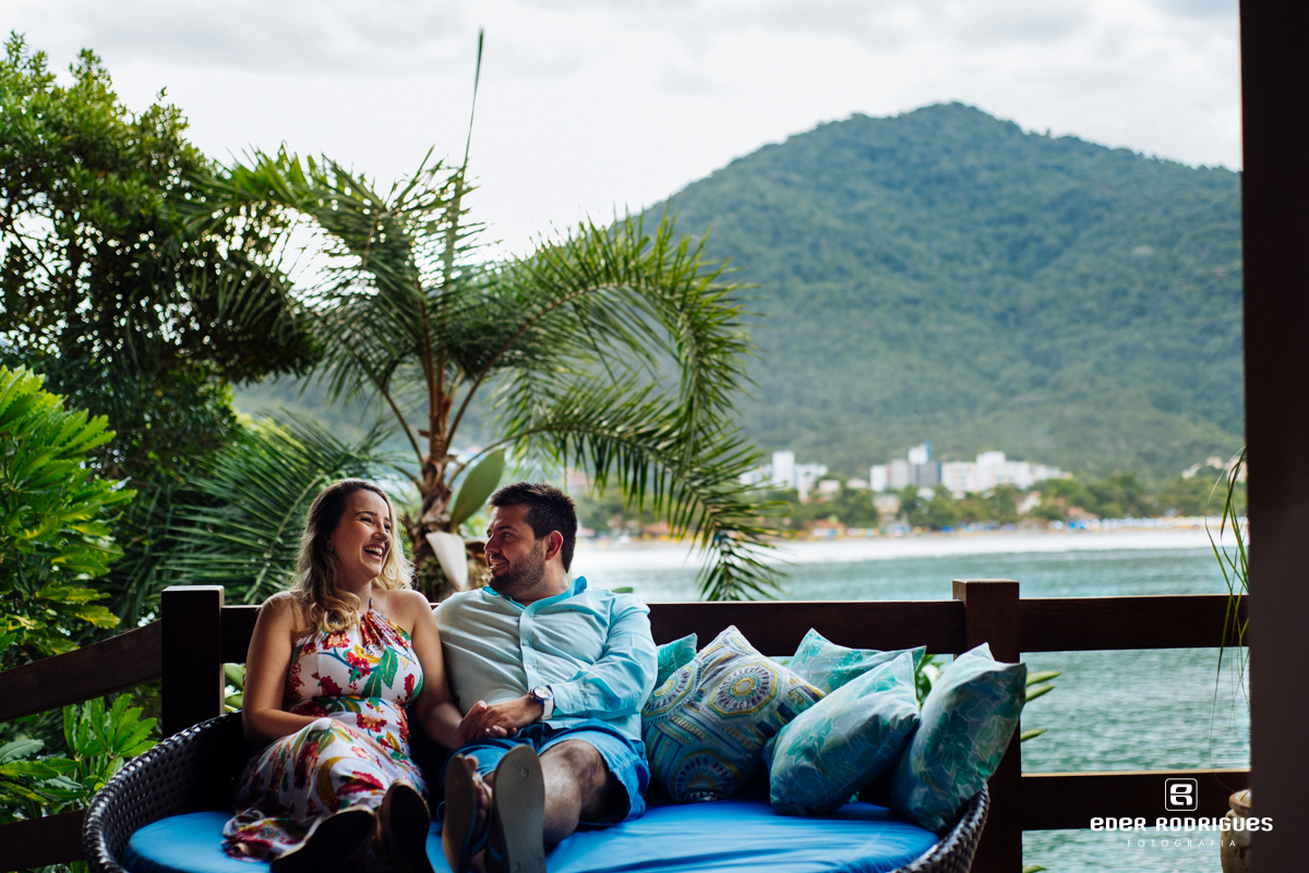 Casal no sofá na praia das toninhas ubatuba