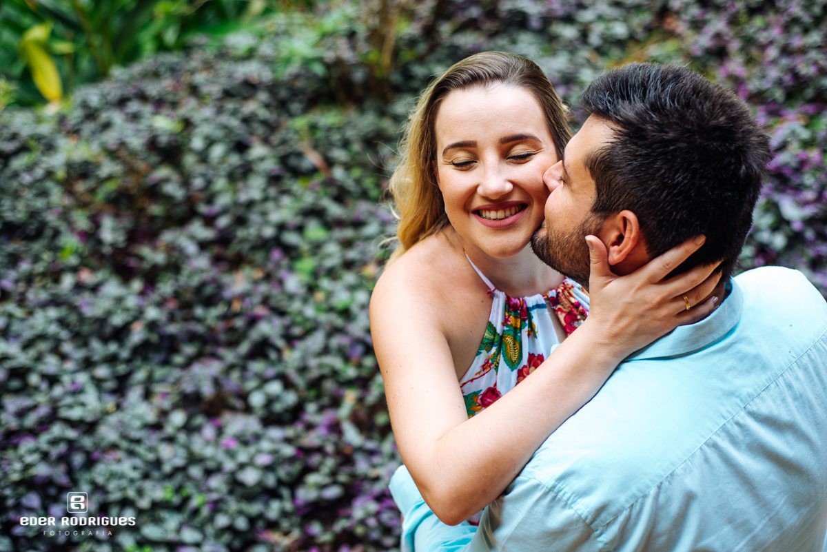 noivo beijando a noiva no rostono condominio ponta das toninhas