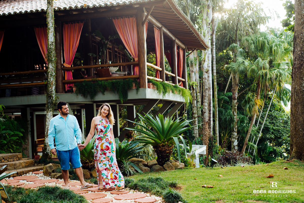 casal caminhando no condominio ponta das toninhas ubatuba