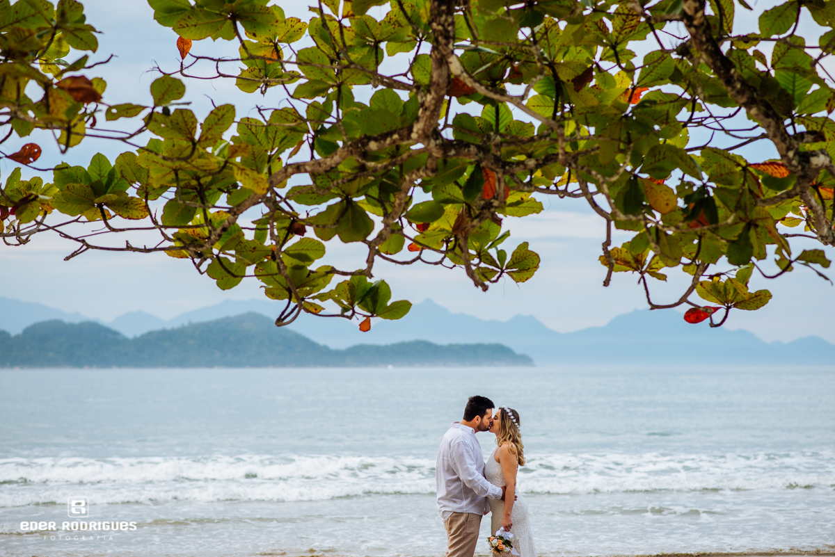 casal se beijando na praia em ubatuba