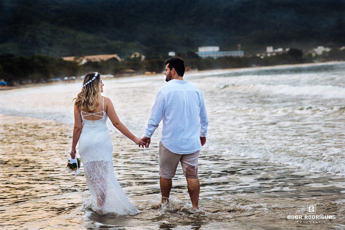 noivos caminhando na areia da praia em ubatuba