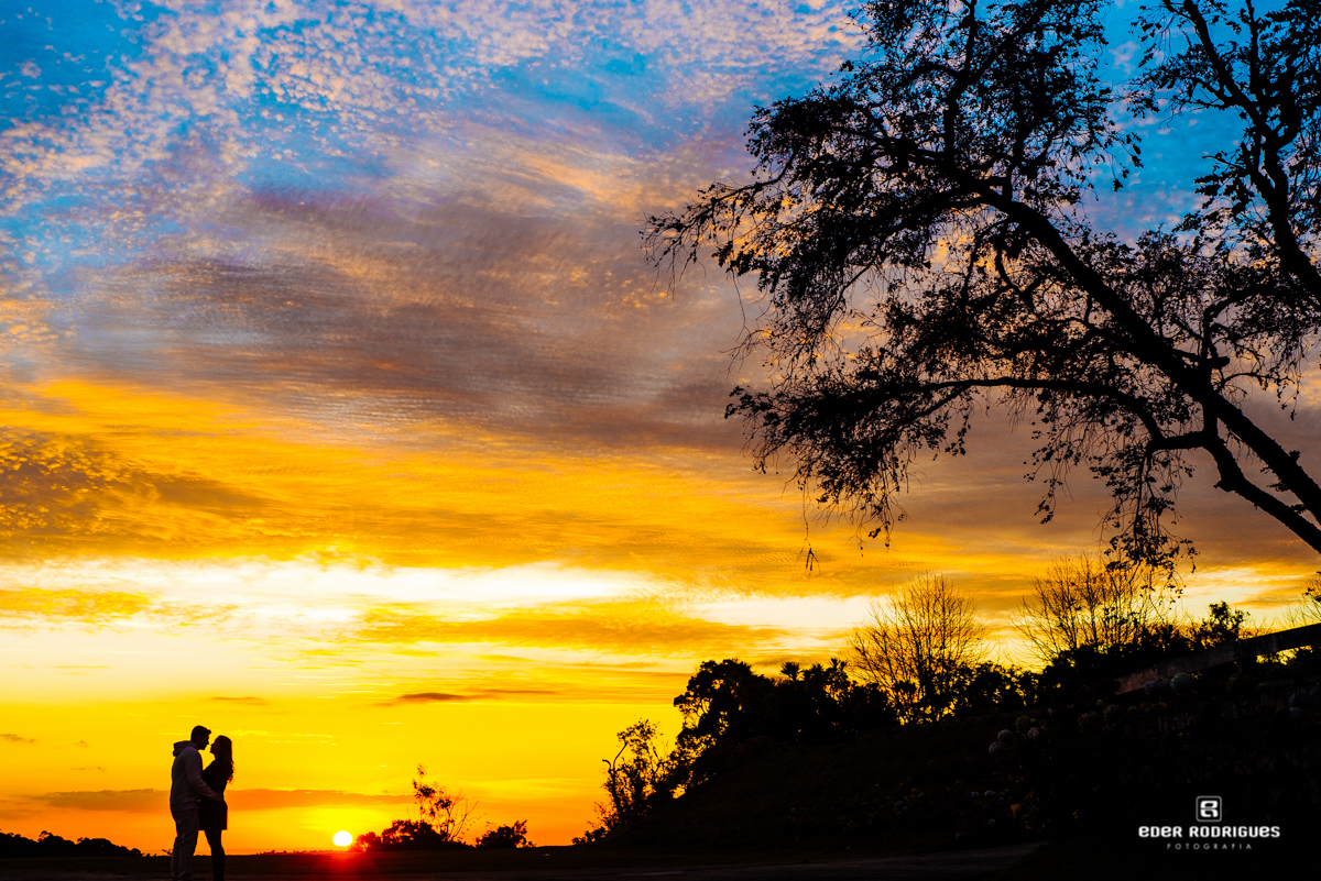 noivos no pôr do sol no pico do itapeva