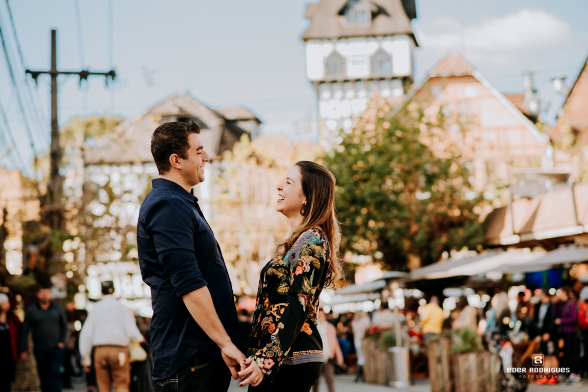 noivos na rua do capivari  de campos do jordão