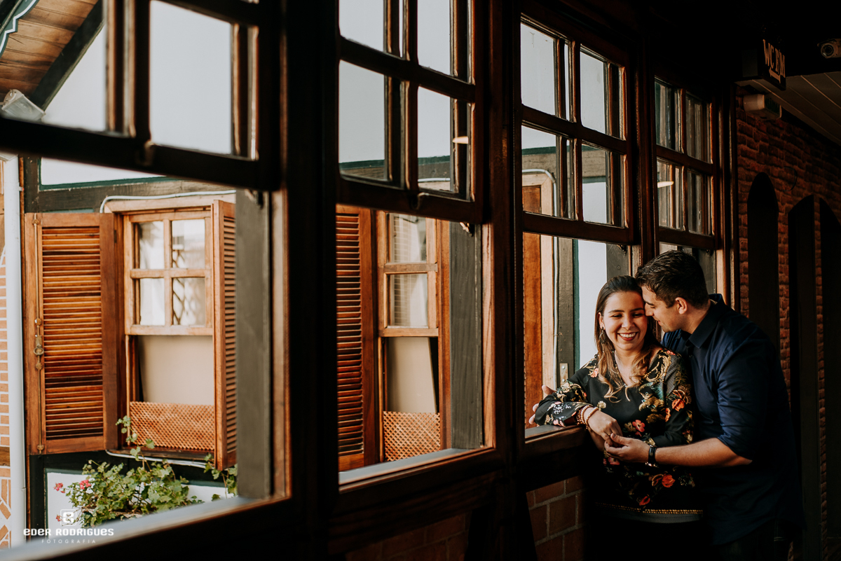 noivos abraçados no shopping em campos do jordão