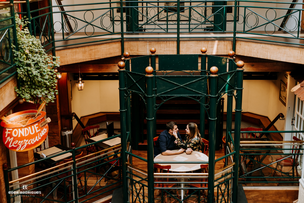 noivos abraçados no Shopping Center Capivari