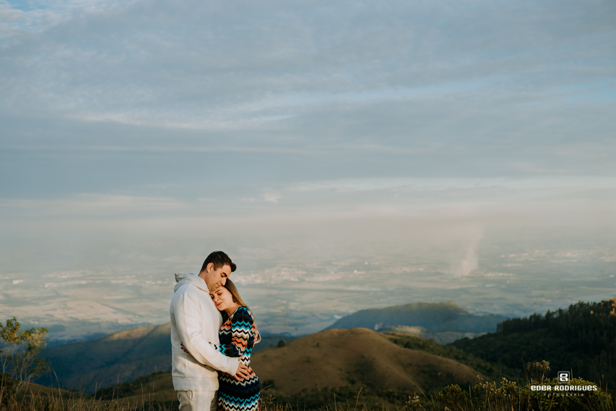casam abraçados no pico do itapeva