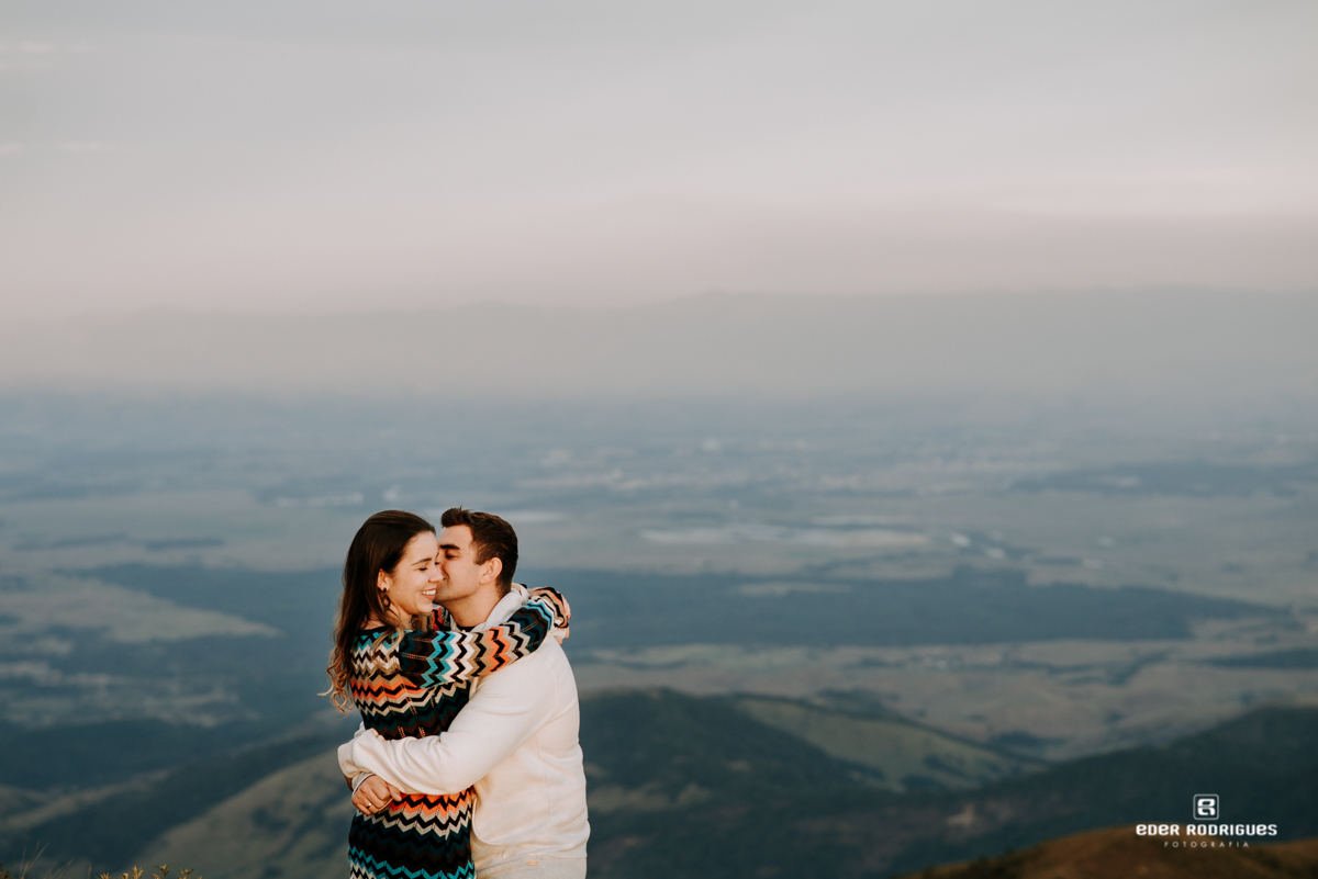 casal amando no pico do itapeva em campos do jordão