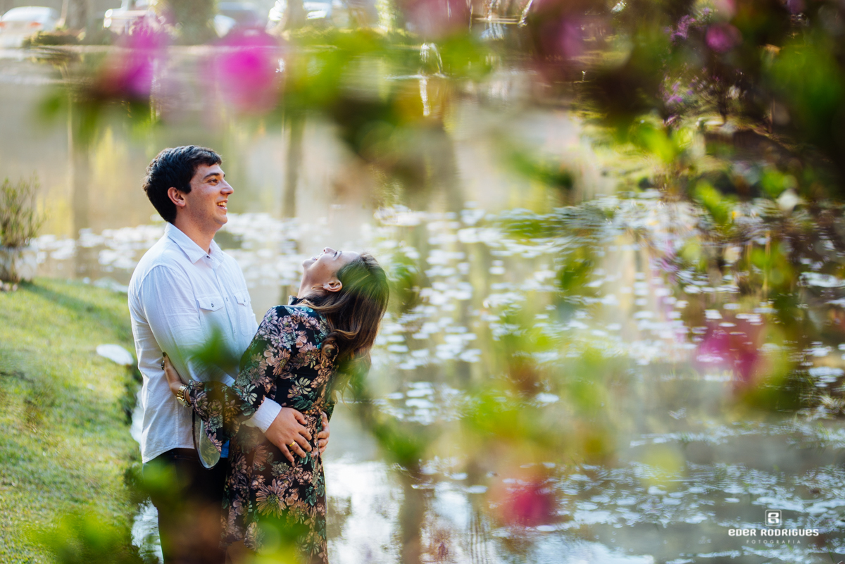 casal sorrindo no restaurante arco iris