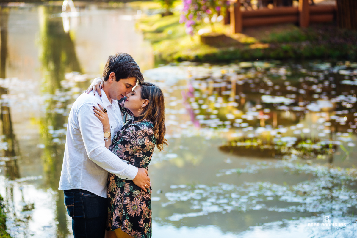 noivos se olhando no restaurante arco iris