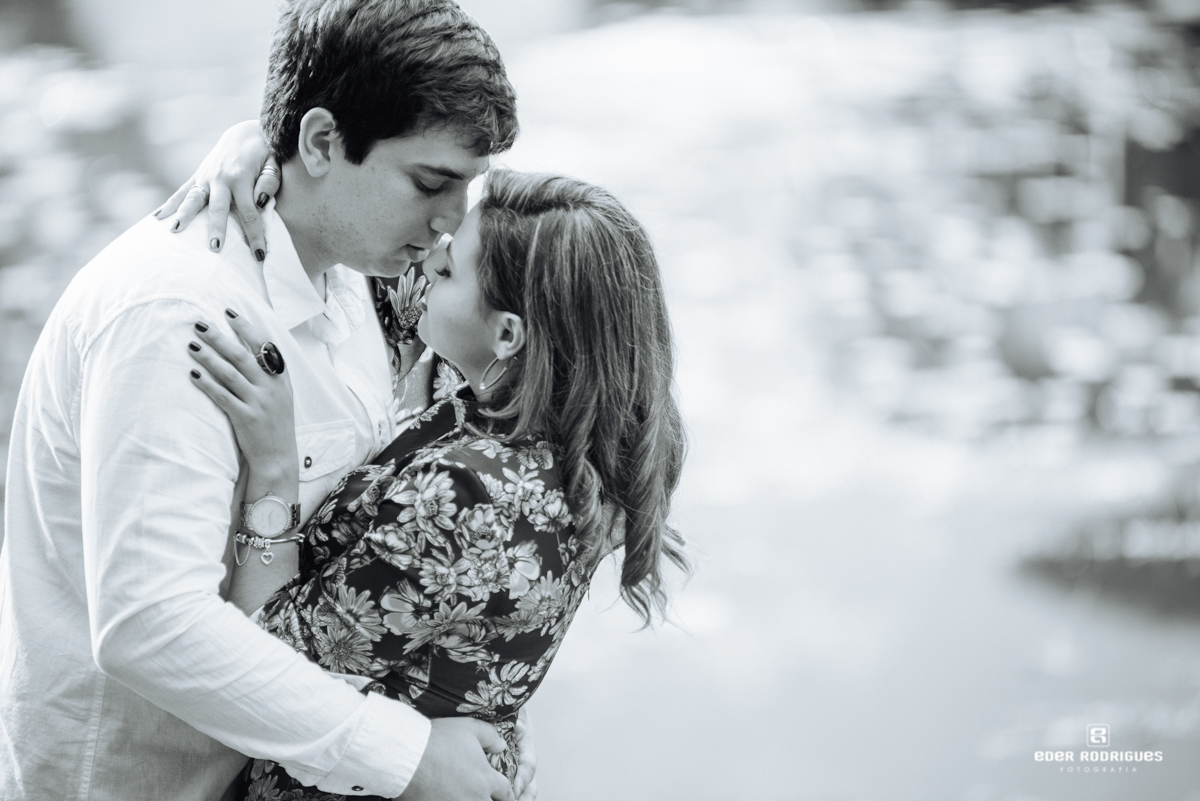 casal apaixonados no restaurante arco iris