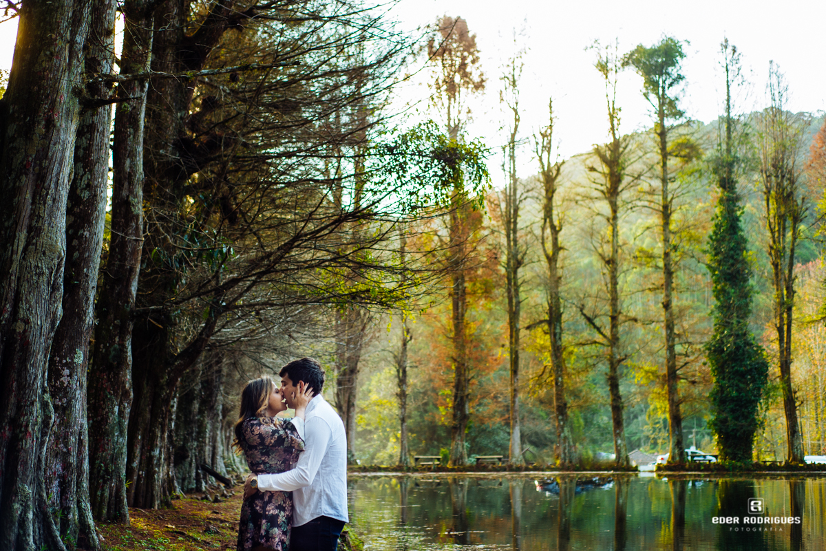 noivos se beijando no lago do restaurante arco iris