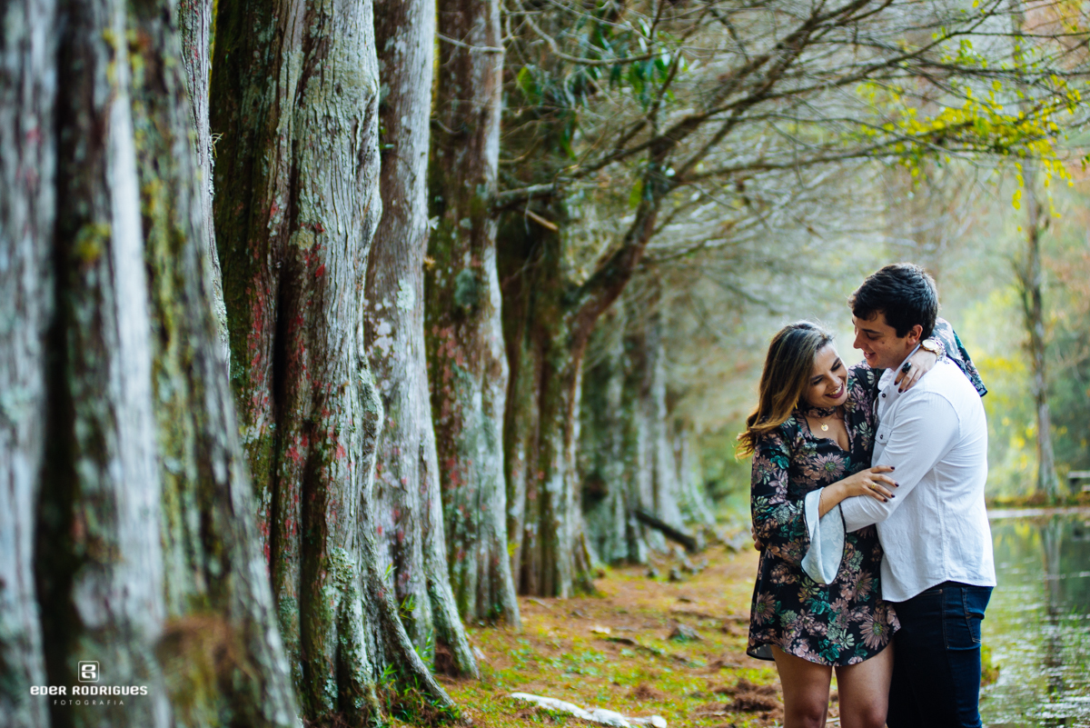 noivos sorrindo no lago do restaurante arco iris