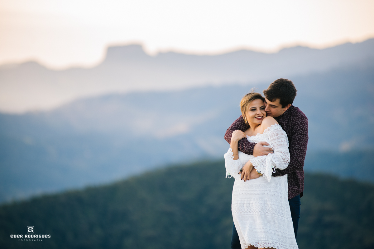 casal abraçados no pico agudo santo antonio do pinhal