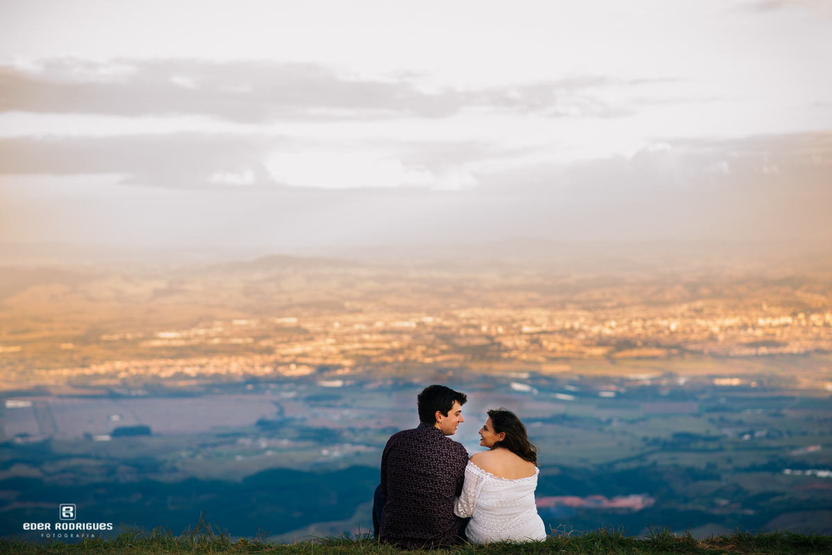 noivo sentados se olhando no pico agudo santo antonio do pinhal