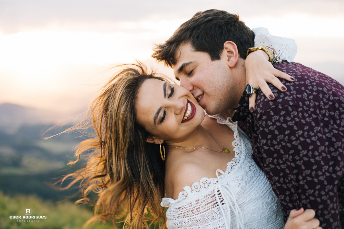 casal abraçados e sorrindo no pico agudo santo antonio do pinhal
