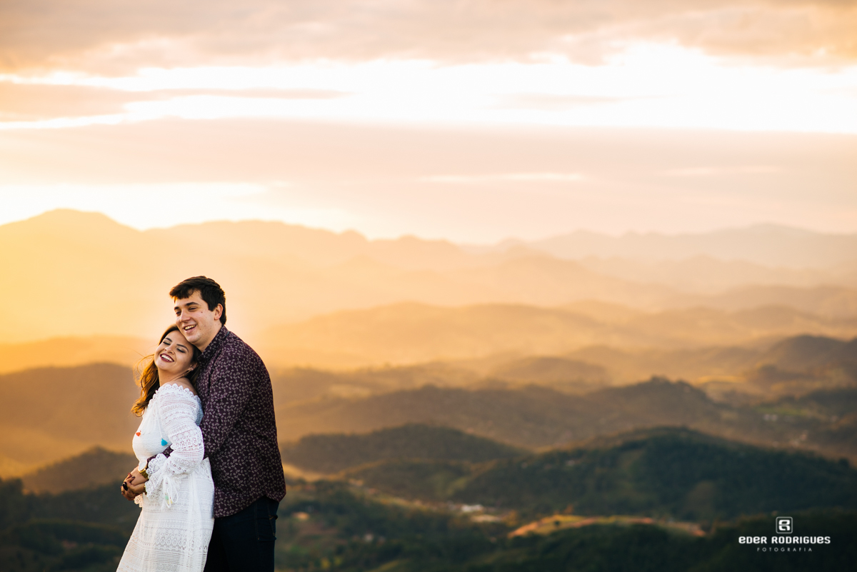 noivos abraçados e felizes no pico agudo santo antonio do pinhal