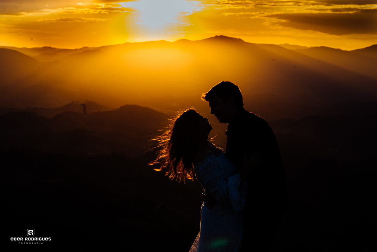 casal no por do sol no pico agudo santo antonio do pinhal