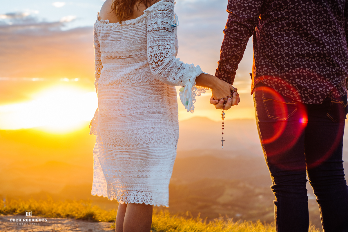 noivos de mãos dadas no pico agudo santo antonio do pinhal