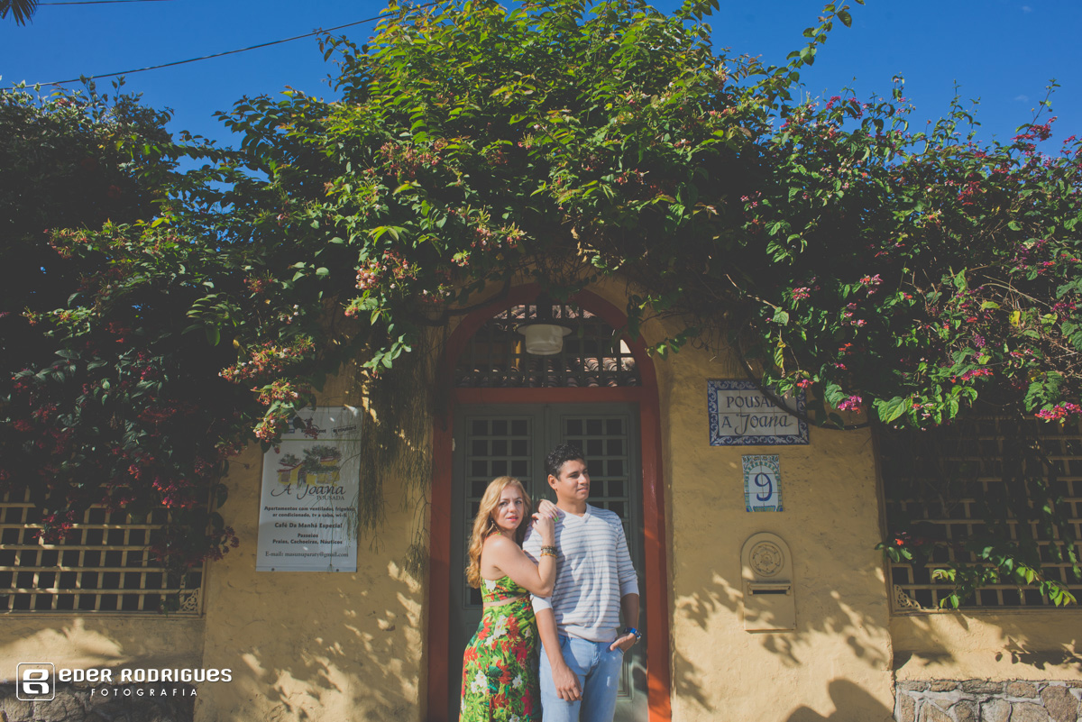 noiva abraçando noiva em frente a casa