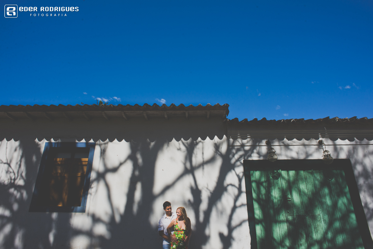 noiva sorrindo para o noivo em paraty