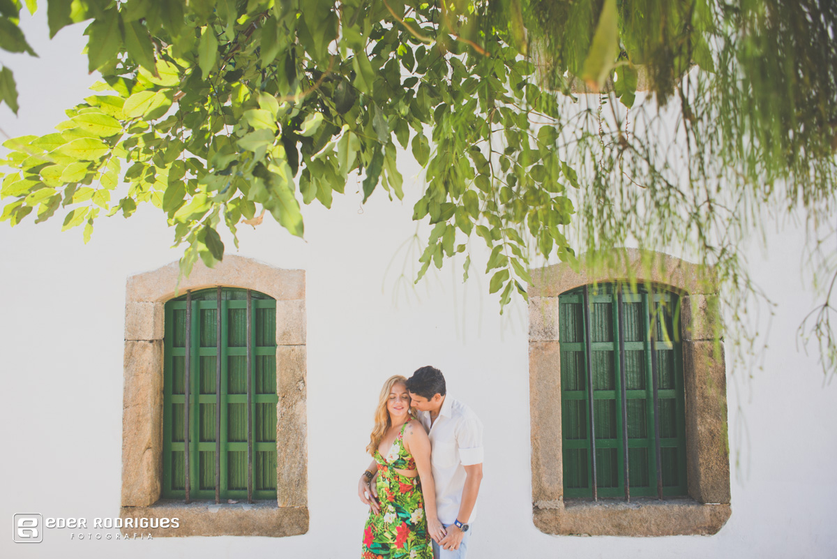 noivo abraçando por trás a noiva e paraty