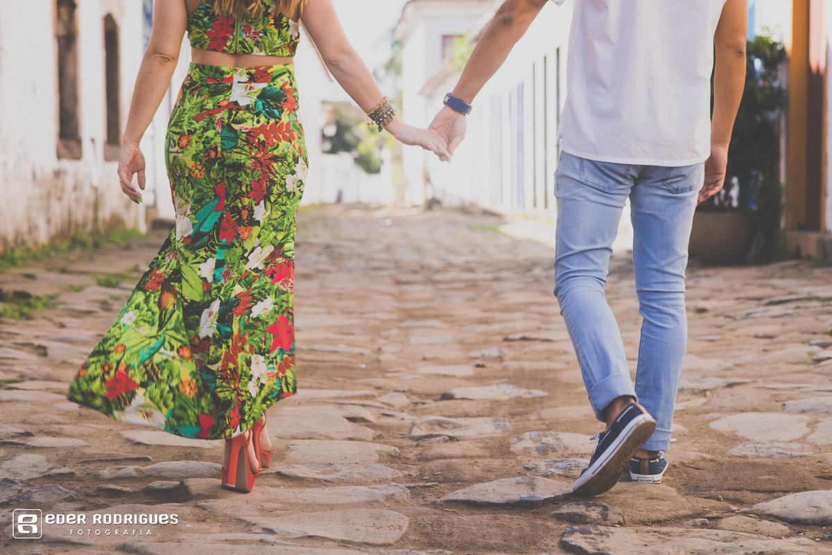 casal caminhando de mãos dadas em paraty