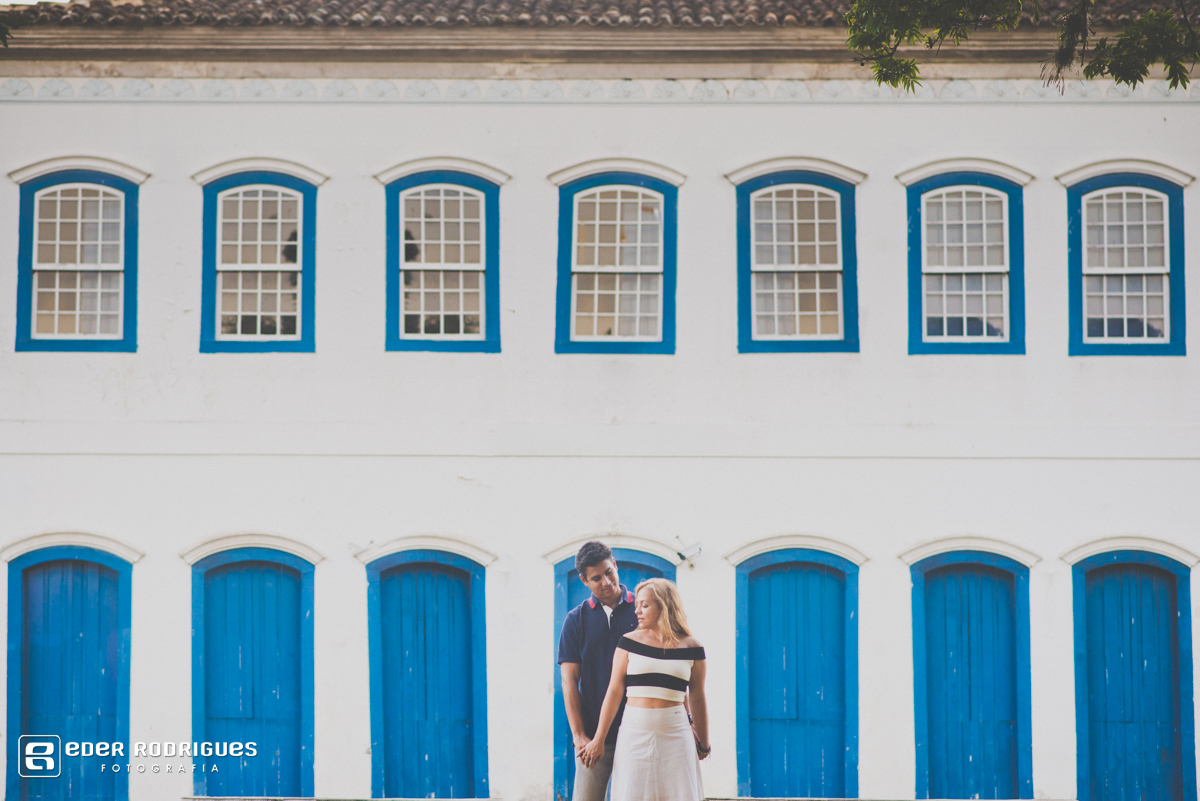 noivos se olhando e de mãos dadas