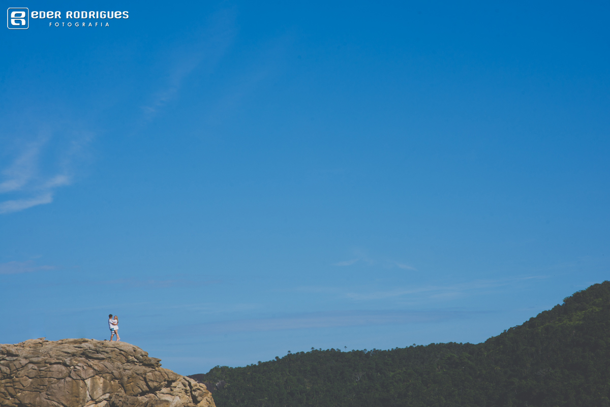 noivo levantando noiva no colo na praia