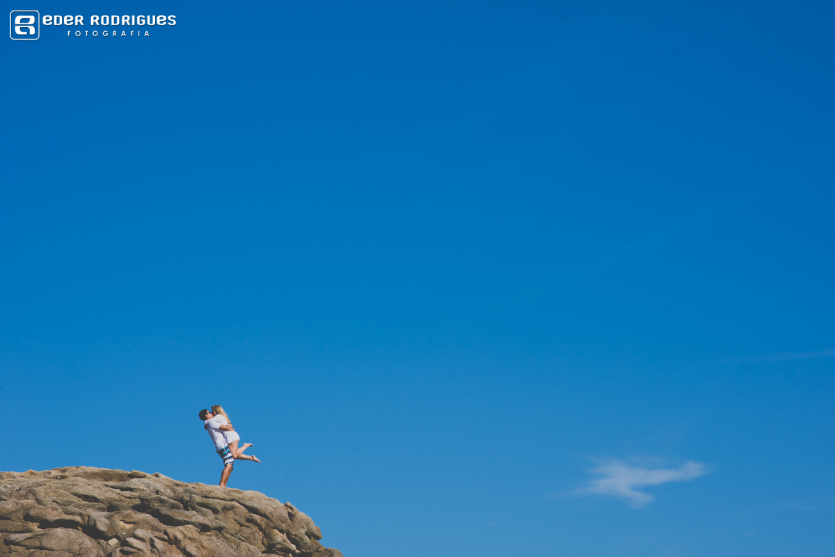 noivo pegando a noivo no colo em paraty